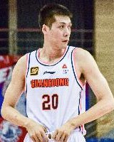 媒体人：任骏飞这个伤应该不轻 若他受伤没法打对广东是巨大影响