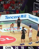 多点开花！中国男篮首节12人轮换，8人完成得分