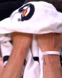 库里下半场20分难阻勇士惨败 镜头捕捉失落一幕：坐板凳毛巾捂脸|斯蒂芬·库里|肯纳德|外线|亚特兰大老鹰队|金州勇士队_新浪体育_新浪新闻